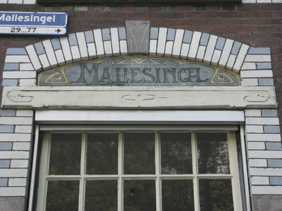 905158 Afbeelding het tegelplateau 'MALIESINGEL', boven een venster van het pand Maliesingel 29 te Utrecht.